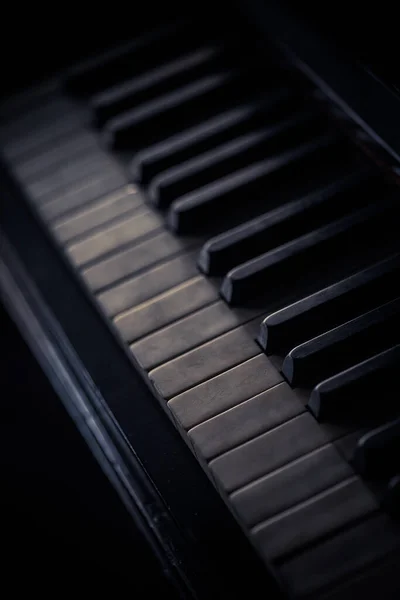 Närbild Ett Gammalt Pianotangentbord Med Grunt Skärpedjup — Stockfoto
