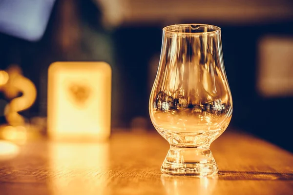 Colore Primo Piano Bicchiere Whisky Glencairn Tavolo Legno Con Bassa — Foto Stock