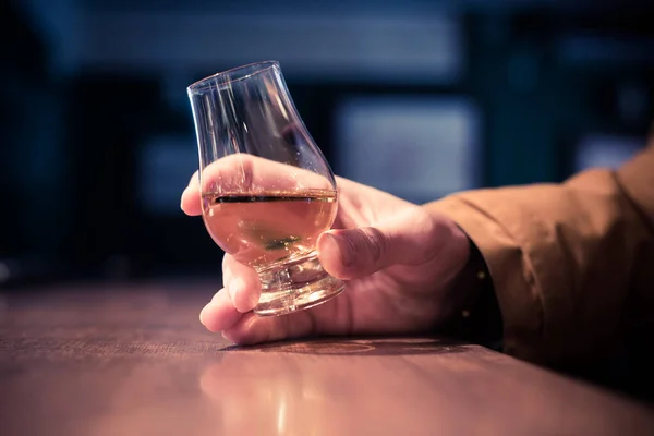 Färg Närbild Sköt Hand Håller Glencairn Whisky Glas Ett Träbord Stockfoto