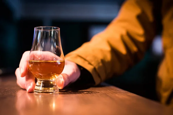 Färg Närbild Sköt Hand Håller Glencairn Whisky Glas Ett Träbord Royaltyfria Stockbilder