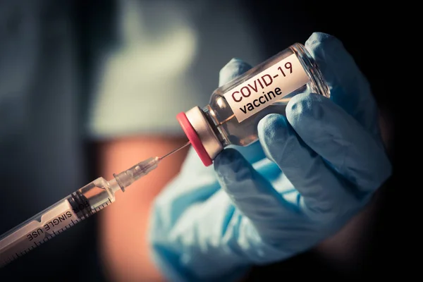 Zdjęcie Kobiety Lekarza Posiadającej Szczepionkę Covid Ilustracja Pandemii Koronawirusa — Zdjęcie stockowe