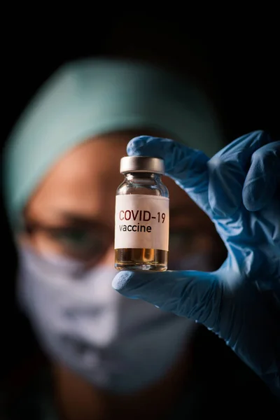 Зображення Жінки Лікаря Тримає Вакцину Проти Covid Ілюстрація Нової Пандемії — стокове фото
