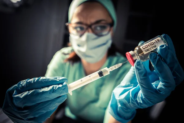 Зображення Жінки Лікаря Тримає Вакцину Проти Covid Ілюстрація Нової Пандемії Стокове Зображення