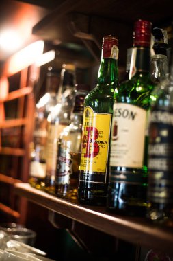 Bükreş, Romanya - 2 Aralık 2020: Romanya 'nın Bükreş kentindeki bir barda çeşitli viski şişelerinin resimli editör görüntüsü sergilendi.