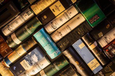 Bükreş, Romanya - 2 Aralık 2020: Romanya 'nın Bükreş kentinde bir duvara yerleştirilmiş çok sayıda viski şişesi ambalajının resimli editörü.