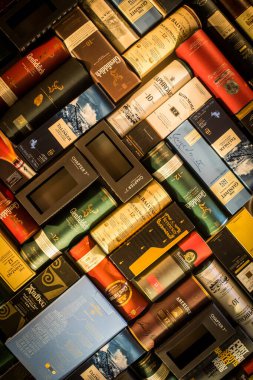 Bükreş, Romanya - 2 Aralık 2020: Romanya 'nın Bükreş kentinde bir duvara yerleştirilmiş çok sayıda viski şişesi ambalajının resimli editörü.