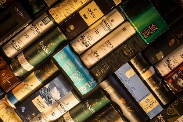 Bükreş, Romanya - 2 Aralık 2020: Romanya 'nın Bükreş kentinde bir duvara yerleştirilmiş çok sayıda viski şişesi ambalajının resimli editörü.