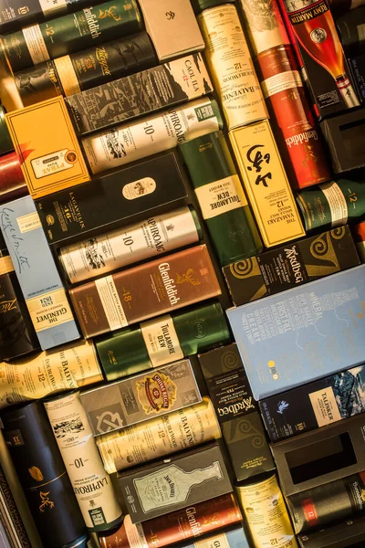 Bükreş, Romanya - 2 Aralık 2020: Romanya 'nın Bükreş kentinde bir duvara yerleştirilmiş çok sayıda viski şişesi ambalajının resimli editörü.