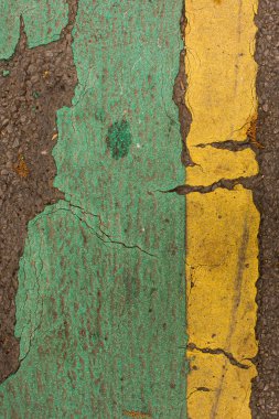 Bir parça eskimiş boya, yeşil ve sarı.