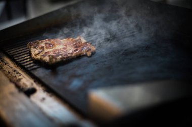 Izgarada kızartılmış bifteğin yakın plan çekimi..