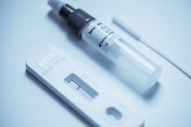 Covid-19 'a neden olan Coronavirus SARS-CoV-2' yi geliştirmek için IgM ve IgG antikorlarının tespiti için COVID-19 testini uygulayın..