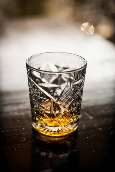 Colpo Vicino Bicchiere Whisky Una Superficie Legno — Foto Stock