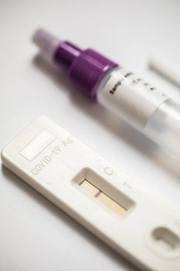 Covid-19 'a neden olan Coronavirus SARS-CoV-2' yi geliştirmek için IgM ve IgG antikorlarının tespiti için COVID-19 testini uygulayın..