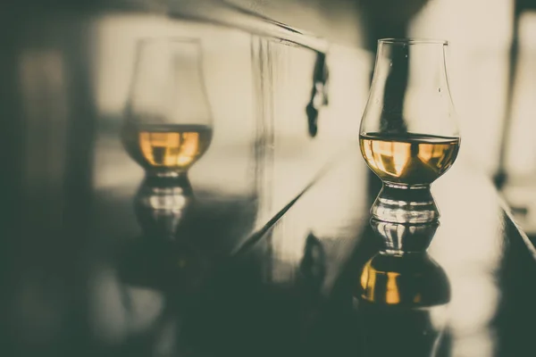 Kleur Close Shot Van Een Glencairn Whisky Glas Een Houten — Stockfoto