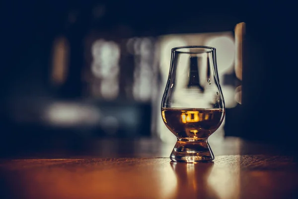 Färg Närbild Bild Glencairn Whisky Glas Ett Träbord Med Grunt — Stockfoto