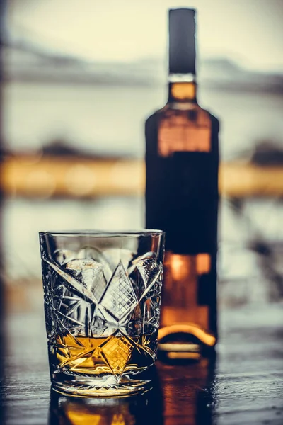 Primer Plano Vaso Whisky Una Botella Sobre Una Superficie Madera —  Fotos de Stock