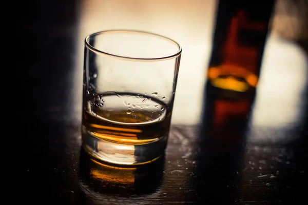 Närbild Ett Whiskyglas Och Flaska Träyta — Stockfoto