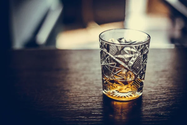 Primer Plano Vaso Whisky Sobre Una Superficie Madera —  Fotos de Stock