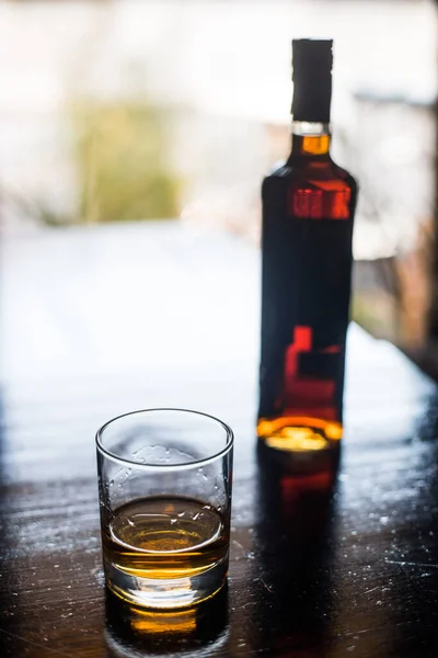 Zbliżenie Kieliszka Whisky Butelki Drewnianej Powierzchni — Zdjęcie stockowe