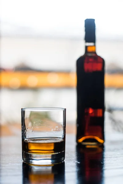 Colpo Vicino Bicchiere Whisky Una Bottiglia Una Superficie Legno — Foto Stock