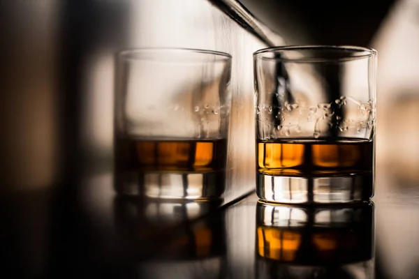 Zblízka Snímek Whisky Sklenice Dřevěném Povrchu — Stock fotografie