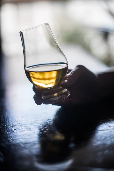 Färg Närbild Skott Hand Som Håller Glencairn Whisky Glas Ett — Stockfoto