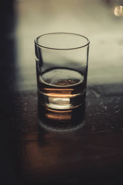 Primer Plano Vaso Whisky Sobre Una Superficie Madera —  Fotos de Stock