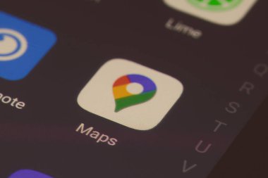 Bükreş, Romanya - 13 Aralık 2020: Akıllı telefon ekranındaki Google Haritalar mobil uygulamasının resimlerini kapatıyoruz.
