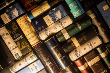 Bükreş, Romanya - 2 Aralık 2020: Romanya 'nın Bükreş kentinde bir duvara yerleştirilmiş çok sayıda viski şişesi ambalajının resimli editörü.