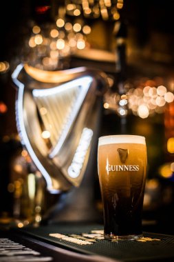 Bükreş, Romanya - 25 Şubat 2021: Bir barın tezgahında duran Guinness birasının resimli kapak resmi.