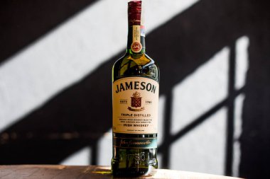 Bükreş, ROMANIA - 18 Mayıs 2021: Jameson İrlanda viski şişesinin resimsel editörü.