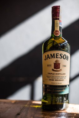 Bükreş, ROMANIA - 18 Mayıs 2021: Jameson İrlanda viski şişesinin resimsel editörü.