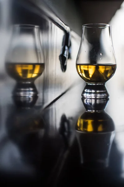 Color Close Shot Glencairn Whisky Glass Wooden Table Shallow Depth — Stock Photo, Image