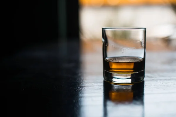 Zblízka Snímek Whisky Sklenice Dřevěném Povrchu — Stock fotografie