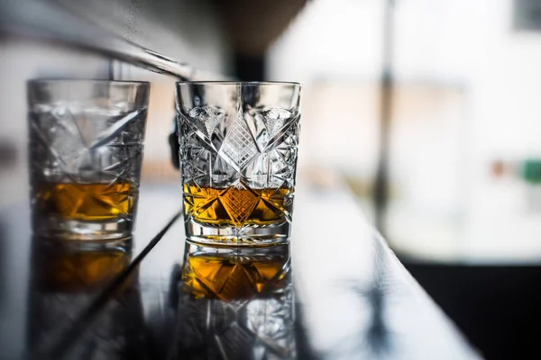Colpo Vicino Bicchiere Whisky Una Superficie Legno — Foto Stock