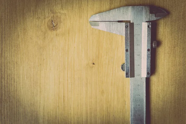 Close Shot Van Een Vernier Caliper Een Houten Ondergrond — Stockfoto