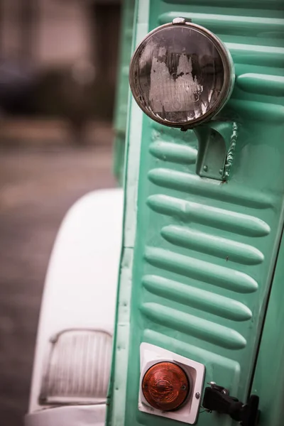 Eski Bir Arabanın Farının Rengini Kapat Sinyal Ver — Stok fotoğraf