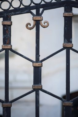 Siyah, keskin demirden yapılmış bir çit..
