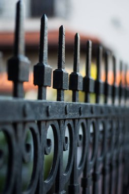 Siyah, keskin demirden yapılmış bir çit..