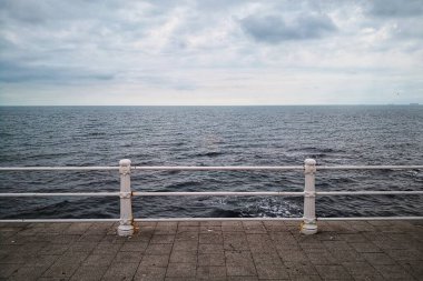 Deniz ve güverte beyaz tırabzanlarla.