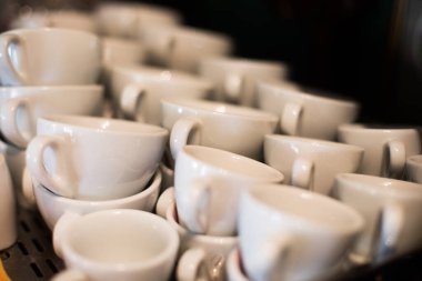 Boş beyaz kahve fincanlarının yakın çekim görüntüleri..