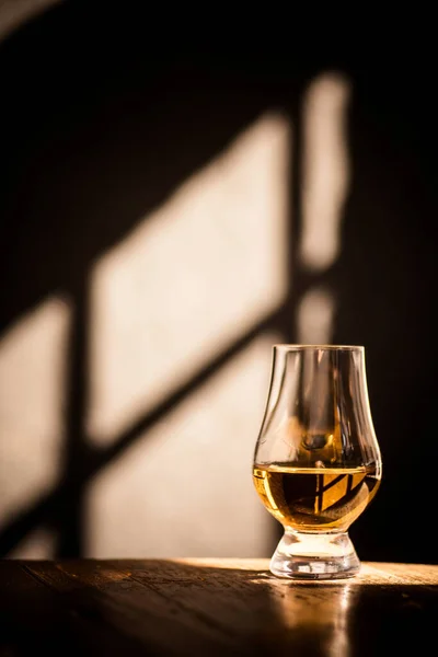 Immagine Bicchiere Whisky Single Malt Glencairn Con Luci Ombre Sullo — Foto Stock