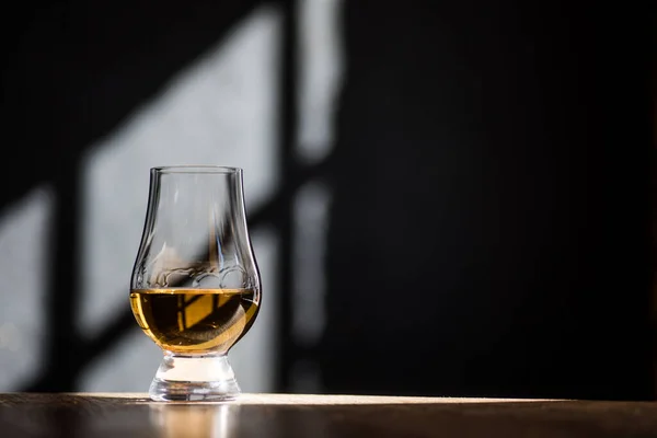 Immagine Bicchiere Whisky Single Malt Glencairn Con Luci Ombre Sullo — Foto Stock