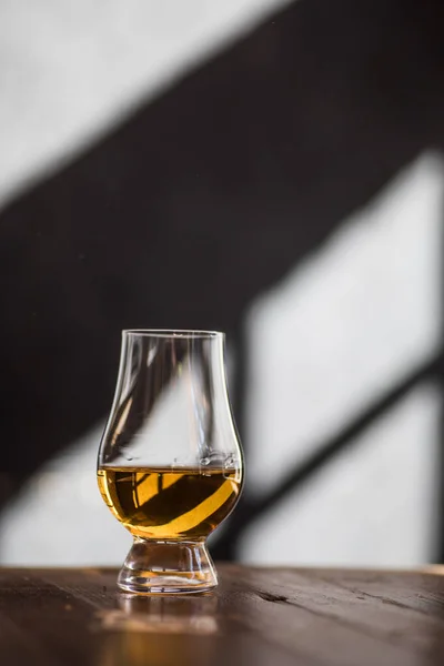 Immagine Bicchiere Whisky Single Malt Glencairn Con Luci Ombre Sullo — Foto Stock