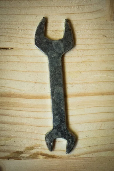 Ahşap Arka Planda Metal Bir Anahtarın Yakın Çekim Görüntüsü — Stok fotoğraf