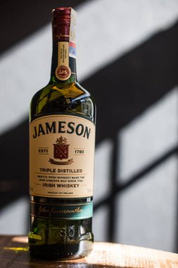 Bükreş, ROMANIA - 18 Mayıs 2021: Jameson İrlanda viski şişesinin resimsel editörü.
