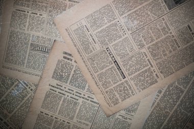Bükreş, ROMANIA - 18 Mayıs 2021: Bazı eski gazetelerin görüntüleri, arka plan.