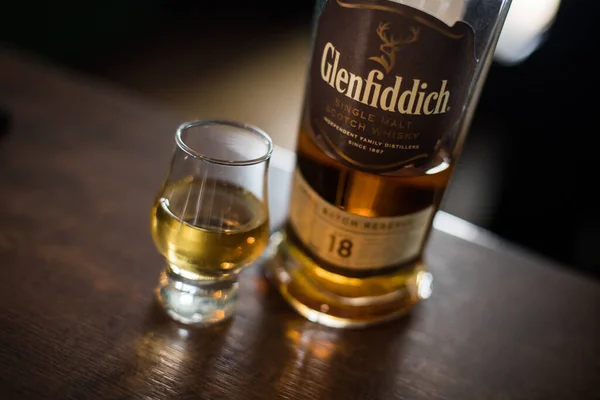 Bükreş Romanya Ağustos 2021 Glenfiddich Viski Şişesinin Bir Barın Tezgahında — Stok fotoğraf