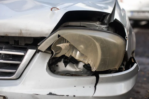 Зламаний Фари Автомобіля Після Аварії — стокове фото