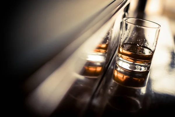 Zblízka Snímek Whisky Sklenice Dřevěném Povrchu — Stock fotografie
